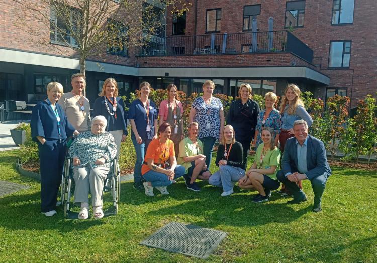 medewerkers in werkkledij en eigen kledij