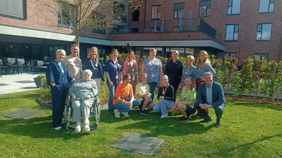 medewerkers in werkkledij en eigen kledij